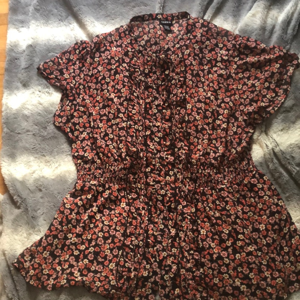 Torrid chiffon w/pleat & ruffle details sz 2 EUC